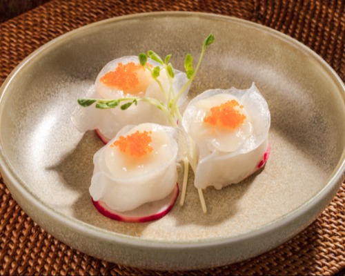 106. Steamed Prawn & Scallop Dumplings with Salmon Roe 带子饺 (3pcs)