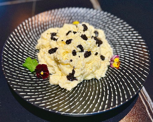 黑松露炒奶Stir Fried Milk with Black Truffle Topping