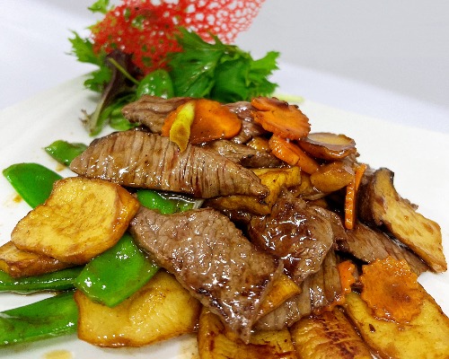 Wagyu with King Oyster Mushroom 烧汁松板菌和牛