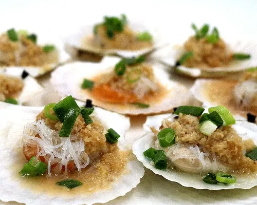 Steamed Scallops & Vermicelli in Garlic (6pcs) 蒜蓉粉丝蒸扇贝(6粒)