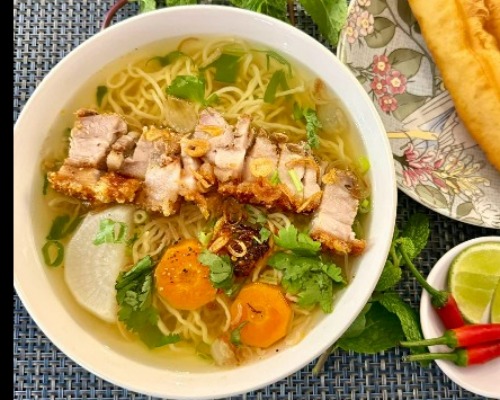 CRISPY PORK NOODLE