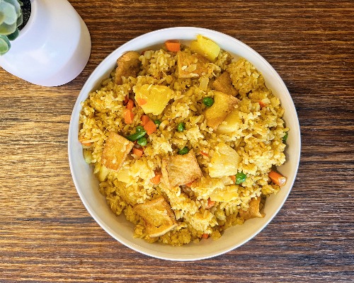 R6. Pineapple Fried Rice 菠萝炒饭