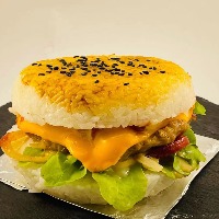 2.黑松露香茅雞肉芝士米汉堡 Lemongrass chicken Rice Burger with Cheese and Black Truffle Sauc