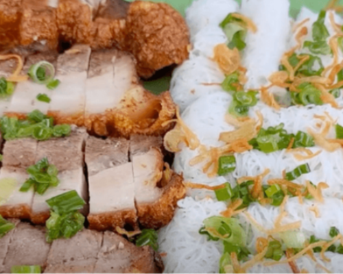 Banh Hoi crispy pork (Fine woven rice vermicelli crispy pork)