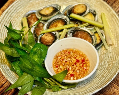 Bào Ngư Bào Hấp Xả — Steamed Baby Abalone with Lemongrass