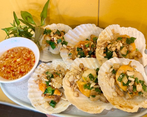 Sò Điệp Nướng Mỡ Hành — Grilled Scallop with Spring Onion & Peanut