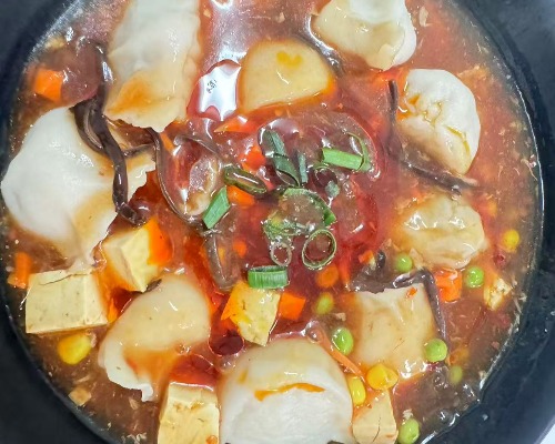 Pork dumplings in hot and sour soup 酸辣汤水饺