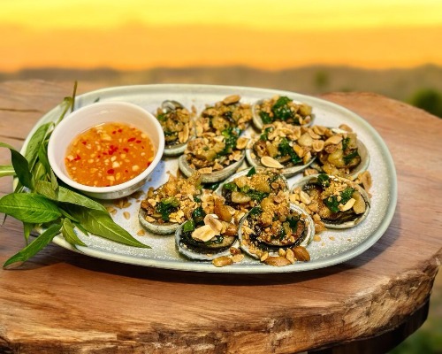 Bào Ngư Bào Hấp Mỡ Hành — Grilled Baby Abalone with Spring Onion & Peanut