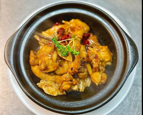 川味鲍鱼走地鸡煲Claypot Sichuan Stewed Chicken with Abalone