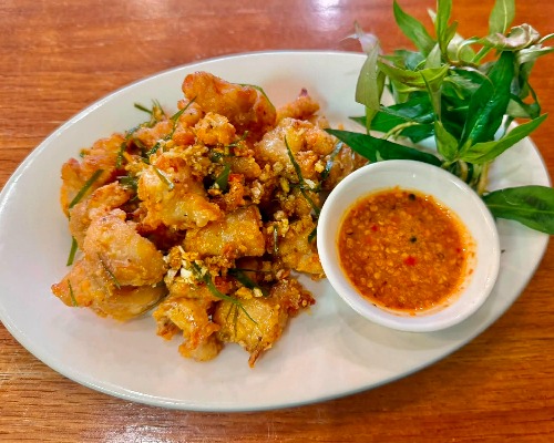 Deep-Fried Chicken Cartilage with Garlic Fish Sauce