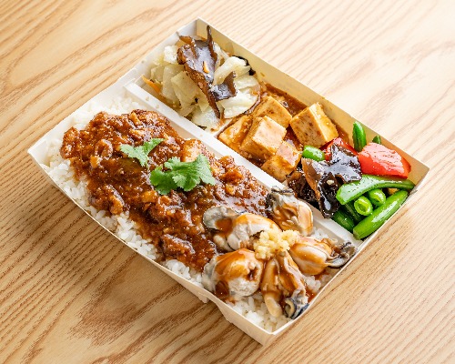 蚵仔滷肉飯便當/ BRAISED PORK WITH OYSTER BENTO