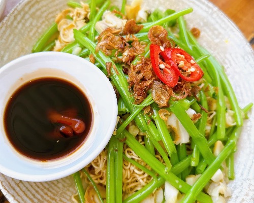 Mì Xào Ốc Rau Muống — Stir-fried Snail with Instant Noodles