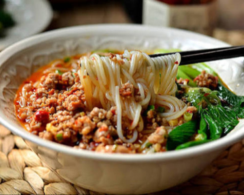 Rice Noodles Soup with Homemade Pork Mince Sauce 招牌肉酱米线