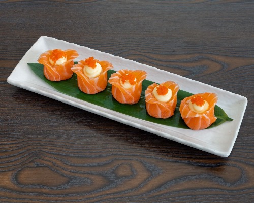 Fresh Salmon Rose with Tobiko 5pcs