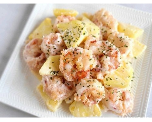 M6 台式鳳梨蝦球 / CRISPY PRAWN WITH PINEAPPLE SALAD