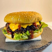 7.Wagyu Beef Cheeseburger with  Black Truffle Sauce 黑松露和牛芝士汉堡